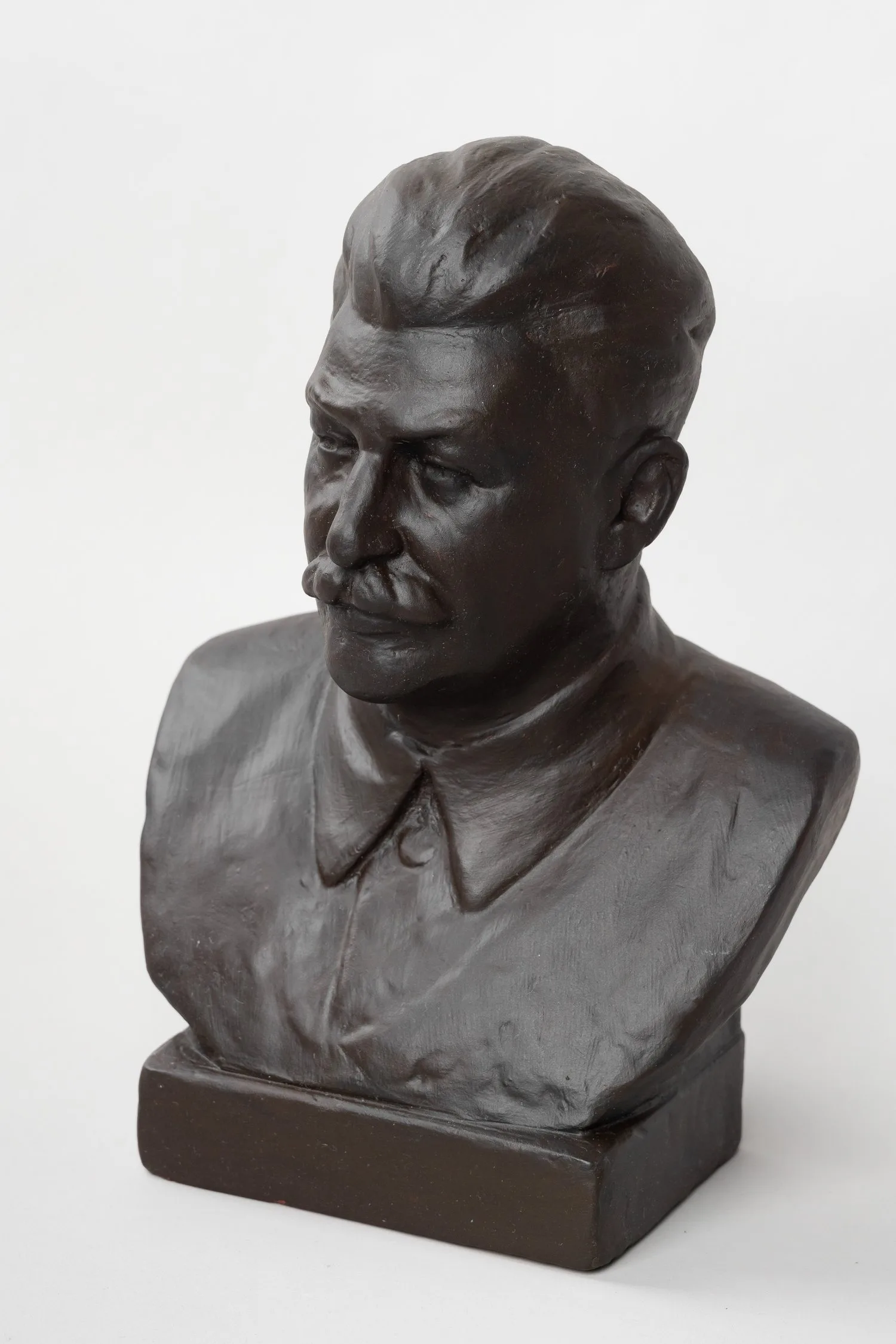 Бюст И. В. Сталина. СССР, Гжельский керамический завод «Всекохудожник», скульптор Н. Василик, 1940 г. — фото 3