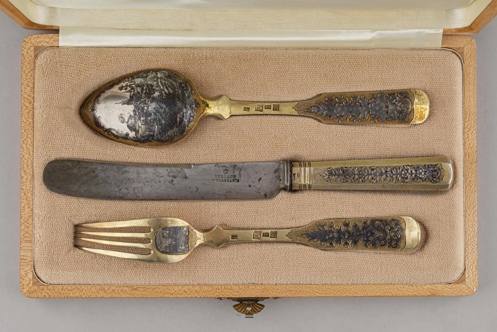 (Вологодская чернь. М.Чулков) Ложка, вилка, нож с изображением архитектурных пейзажей и цветочных гирлянд. Россия, Вологда, мастер – М. Чулков, лезвие ножа – Российская Польша, Варшава, фирма поставщик двора Gerlach Warszawie, 1840-1841. — фото 3