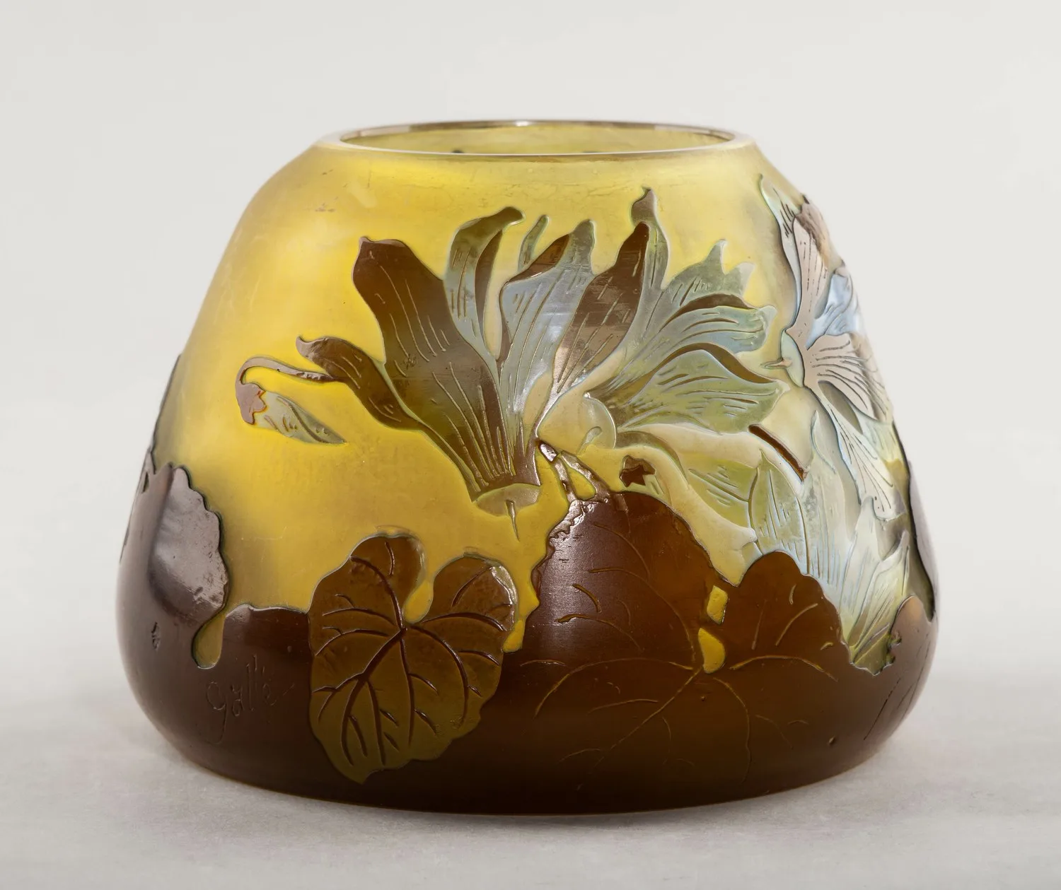 (Галле) Ваза с изображением цикламенов. Франция, Нанси, мастерская Эмиля Галле, 1900-1910-е годы. — фото 5