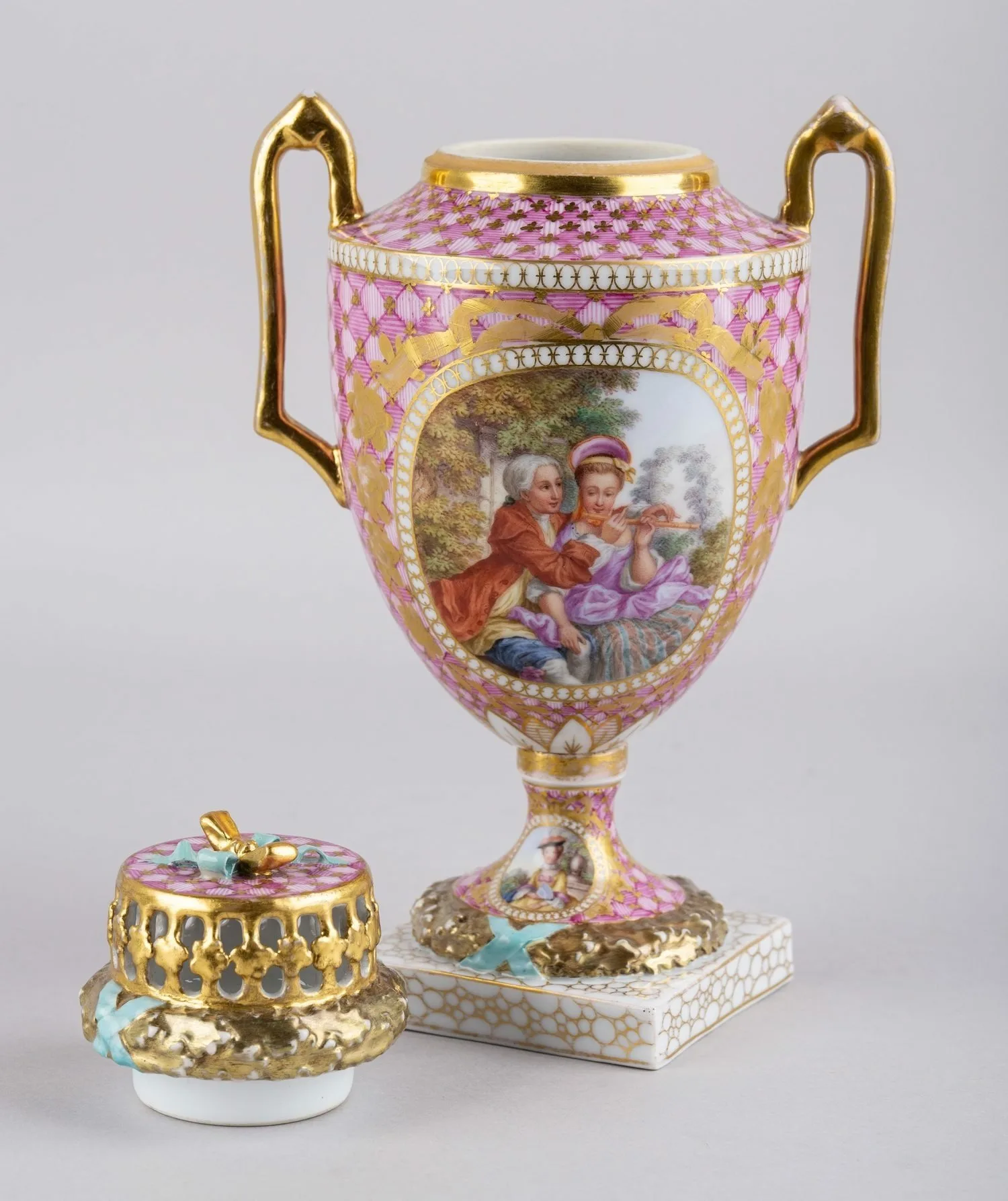 Ваза-ароматница в стиле рококо с галантной сценой. Германия, мануфактура Dresden porcelain / Porzellanmalerei Helena Wolfsohn, 1879-1881 годы. — фото 2