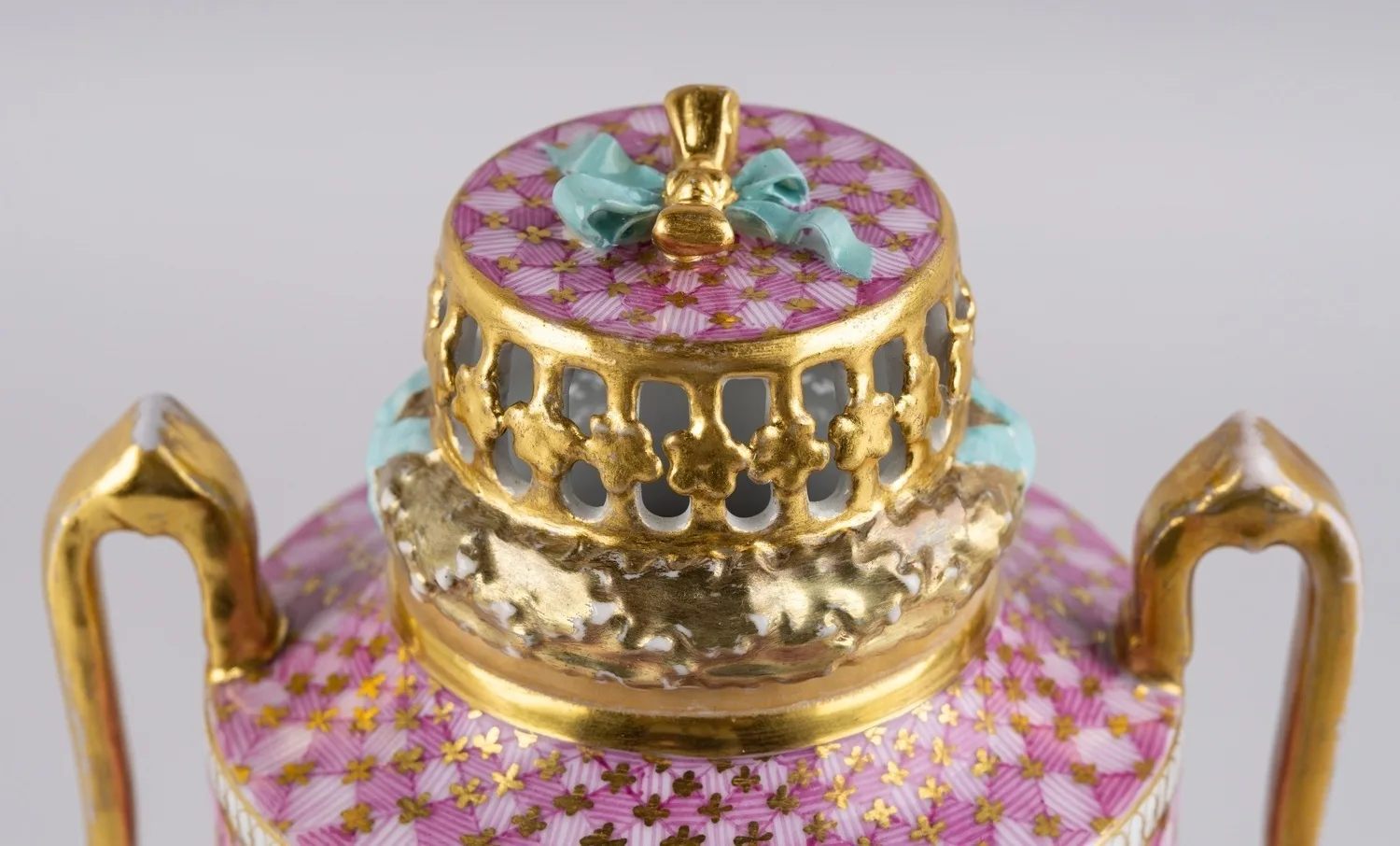 Ваза-ароматница в стиле рококо с галантной сценой. Германия, мануфактура Dresden porcelain / Porzellanmalerei Helena Wolfsohn, 1879-1881 годы. — фото 6