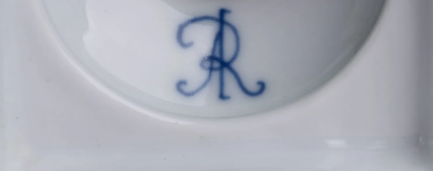 Ваза-ароматница в стиле рококо с галантной сценой. Германия, мануфактура Dresden porcelain / Porzellanmalerei Helena Wolfsohn, 1879-1881 годы. — фото 7