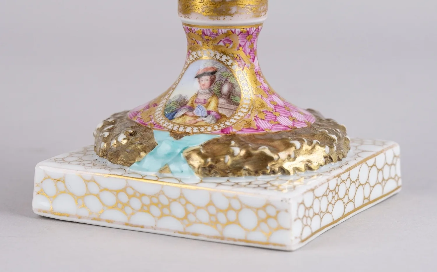 Ваза-ароматница в стиле рококо с галантной сценой. Германия, мануфактура Dresden porcelain / Porzellanmalerei Helena Wolfsohn, 1879-1881 годы. — фото 3