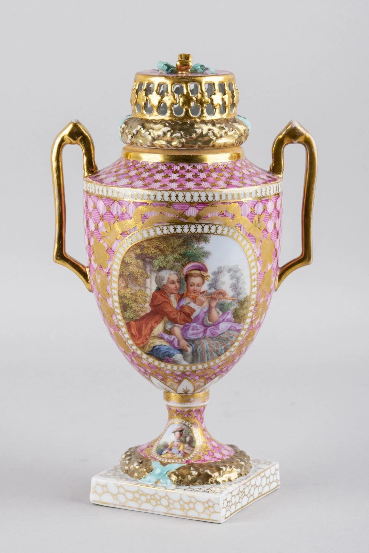 Ваза-ароматница в стиле рококо с галантной сценой. Германия, мануфактура Dresden porcelain / Porzellanmalerei Helena Wolfsohn, 1879-1881 годы. — фото 1