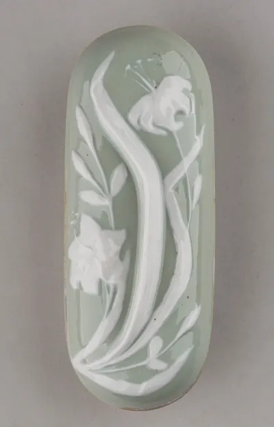 Шкатулка «Лилии». СССР, Вербилки, Дмитровский фарфоровый завод, 1946-1950 годы.