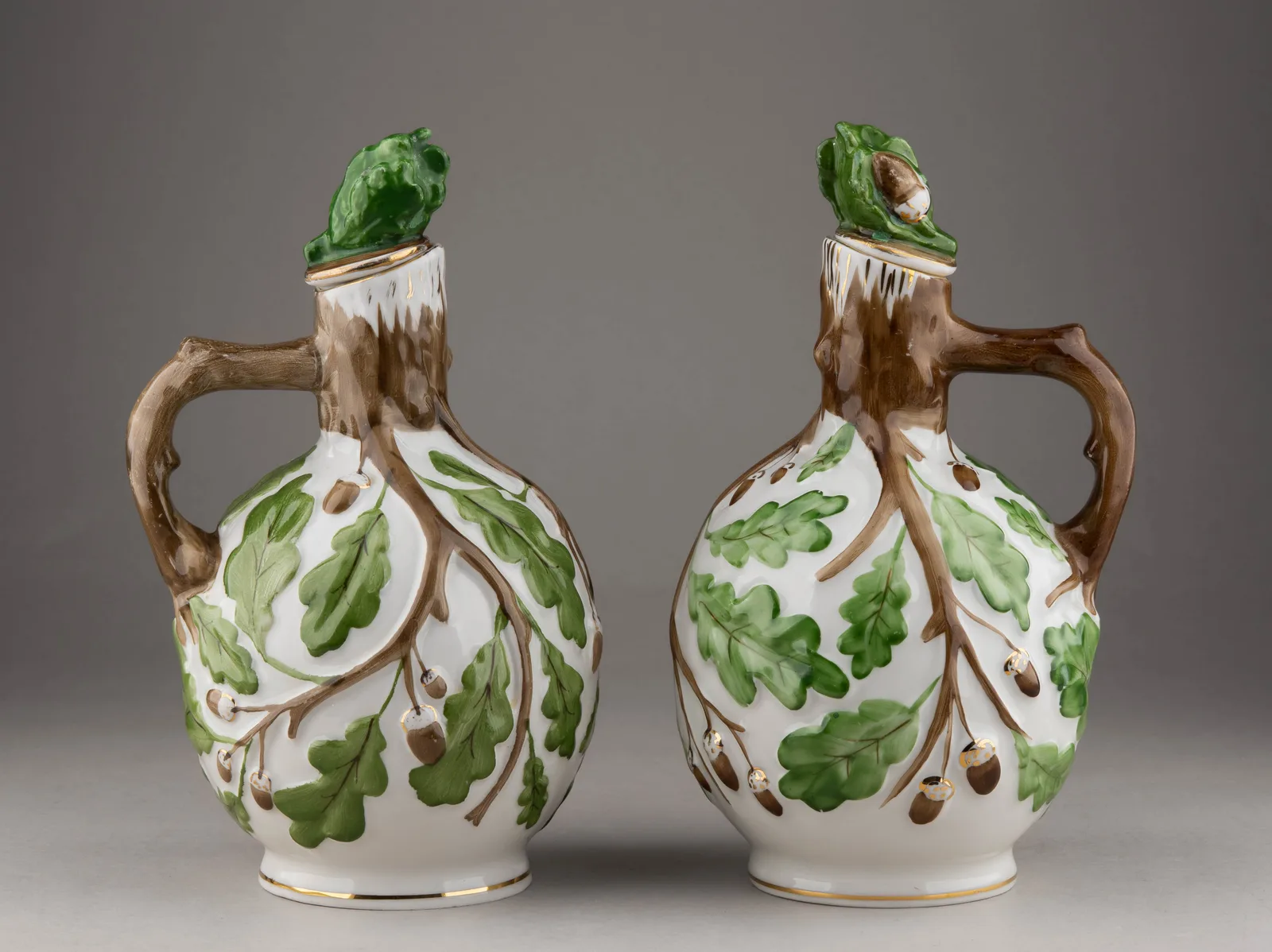 Пара кувшинчиков «Дубок». СССР, Ленинградский фарфоровый завод, 1959–60-е годы.