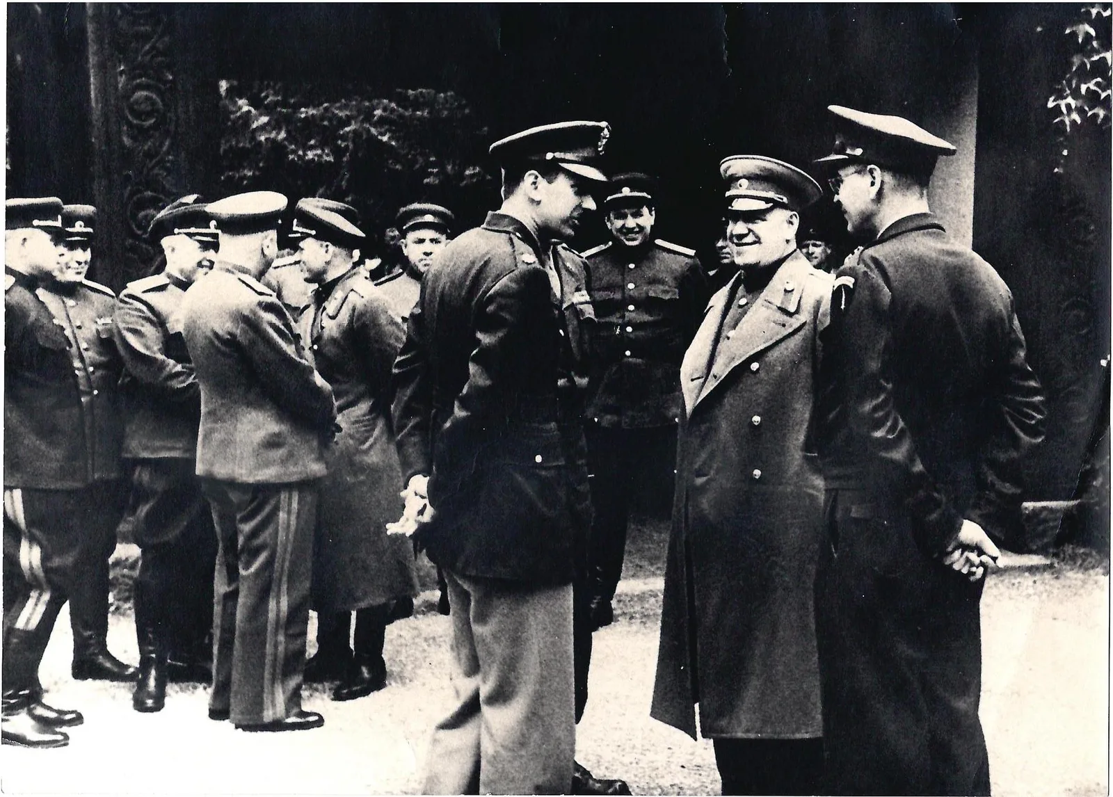 Фотографии «Георгий Константинович Жуков, Сергей Никифорович Круглов, другие высшие советские офицеры беседуют с представителями союзных армий», «Сергей Никифорович Круглов у автомобиля ЗИС-110». 1940-е годы. — фото 1