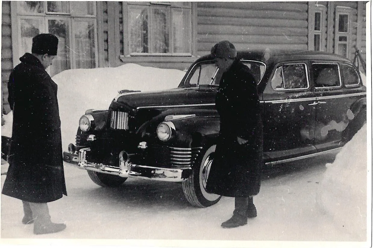 Фотографии «Георгий Константинович Жуков, Сергей Никифорович Круглов, другие высшие советские офицеры беседуют с представителями союзных армий», «Сергей Никифорович Круглов у автомобиля ЗИС-110». 1940-е годы. — фото 2