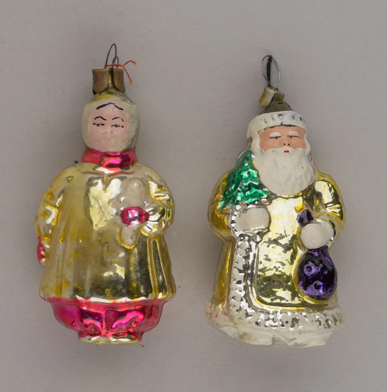 Елочные игрушки «Дед Мороз и Девочка с куклой». СССР, Завод стеклянных елочных украшений и оптических изделий, 1950-е годы. — фото 1
