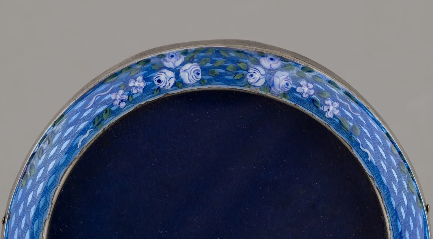 Рама для фото с живописной эмалью и изображением роз. Великобритания, Бирмингем, фирма Генри Клиффорд Дэвис (Henry Clifford Davis), 1918. — фото 3