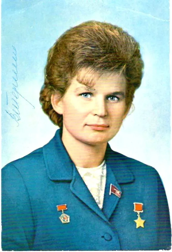 Две фотографии и открытка с автографом Валентины Владимировны Терешковой. 1960-е годы. — фото 1