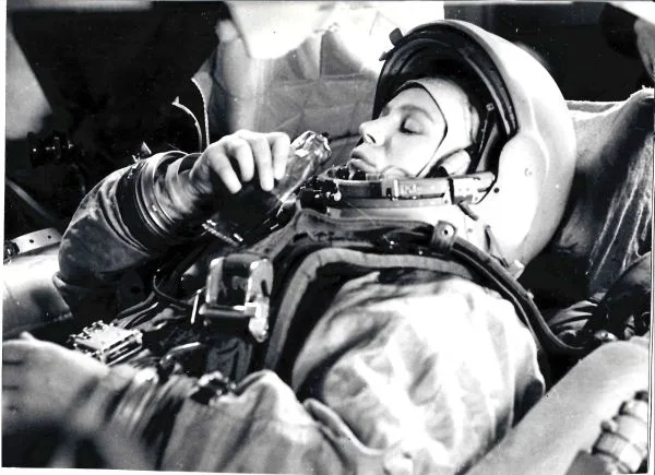 Две фотографии и открытка с автографом Валентины Владимировны Терешковой. 1960-е годы. — фото 3
