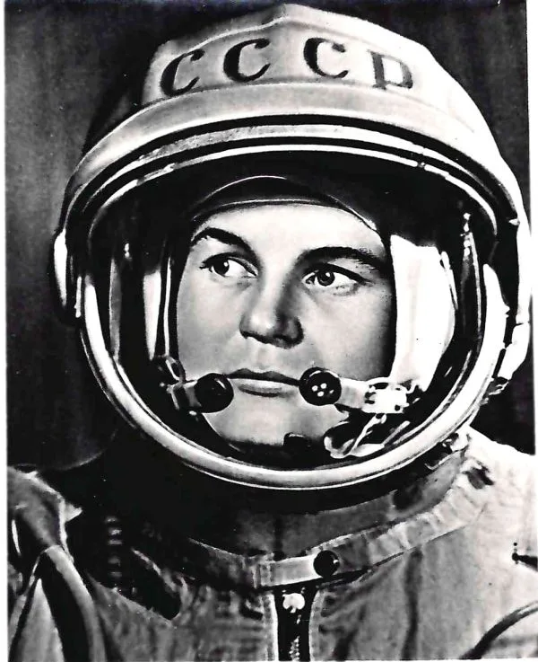Две фотографии и открытка с автографом Валентины Владимировны Терешковой. 1960-е годы. — фото 2