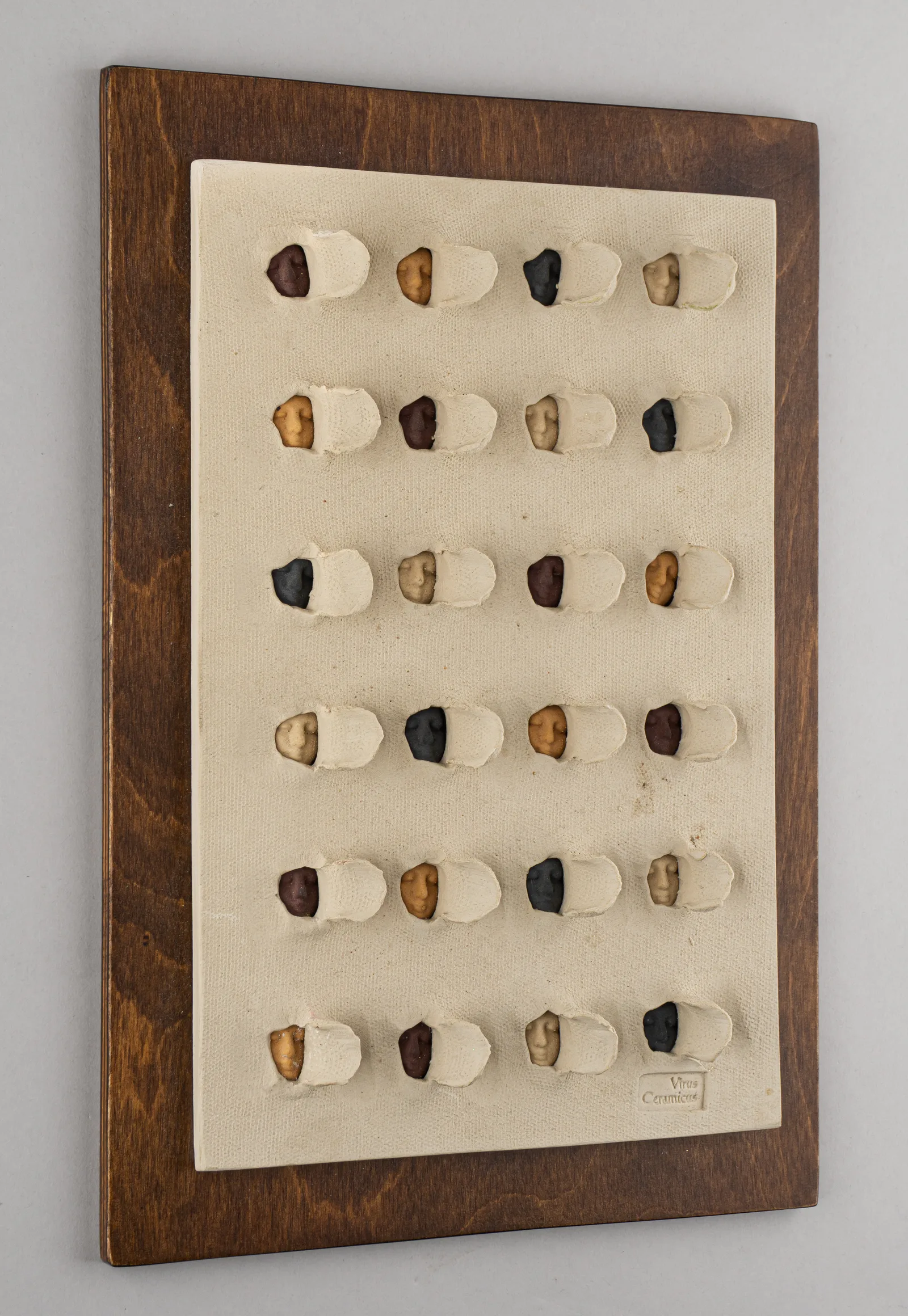 Панно «Лица». Греция, Крит, мастерская Virus Ceramicus, автор Manolis Patramanis, 2000-е гг. — фото 2