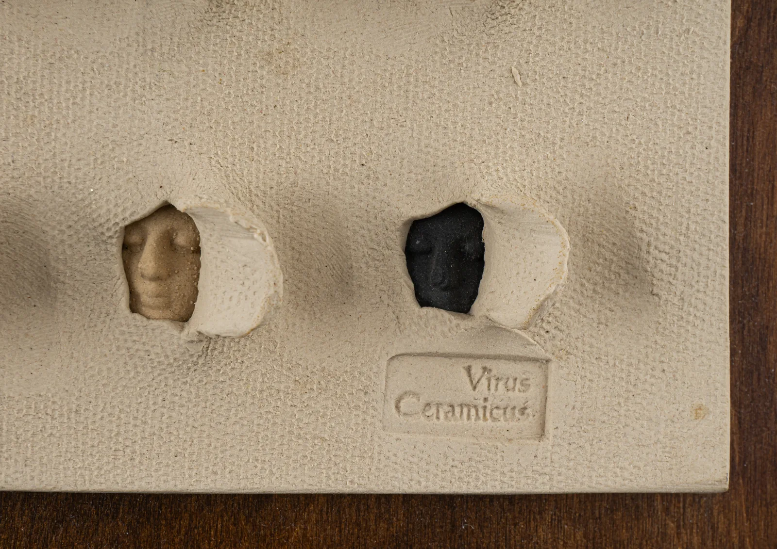 Панно «Лица». Греция, Крит, мастерская Virus Ceramicus, автор Manolis Patramanis, 2000-е гг. — фото 5