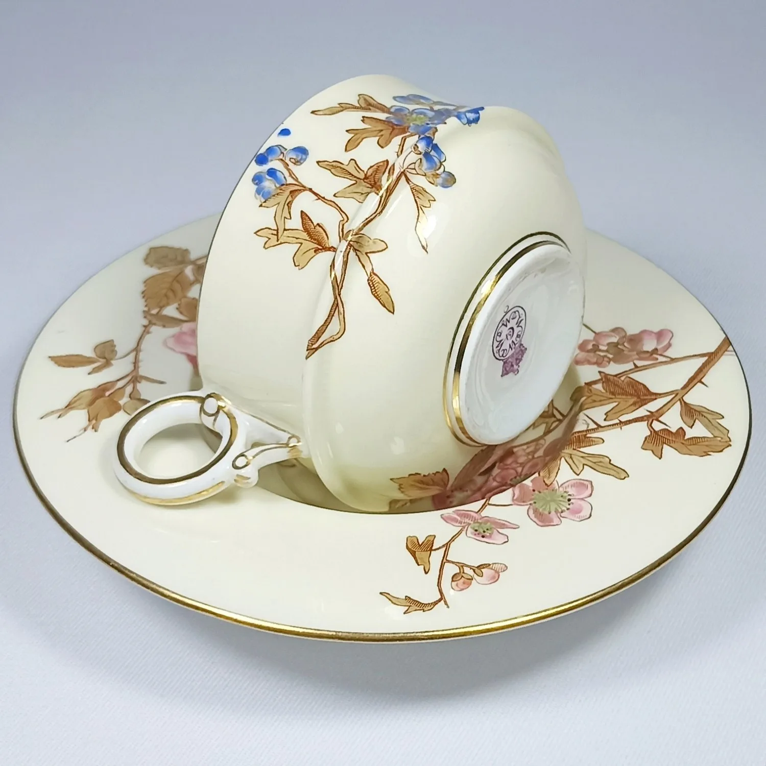 (Royal Worcester) Чашка с блюдцем с росписью в виде цветущего шиповника. Англия, Royal Worcester (Ворчестер), 1889. — фото 7