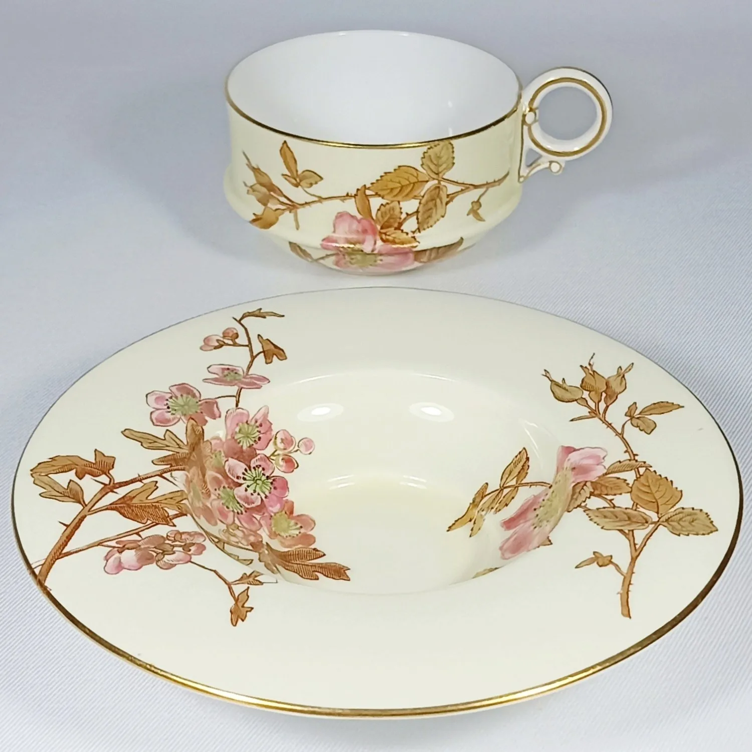 (Royal Worcester) Чашка с блюдцем с росписью в виде цветущего шиповника. Англия, Royal Worcester (Ворчестер), 1889. — фото 9