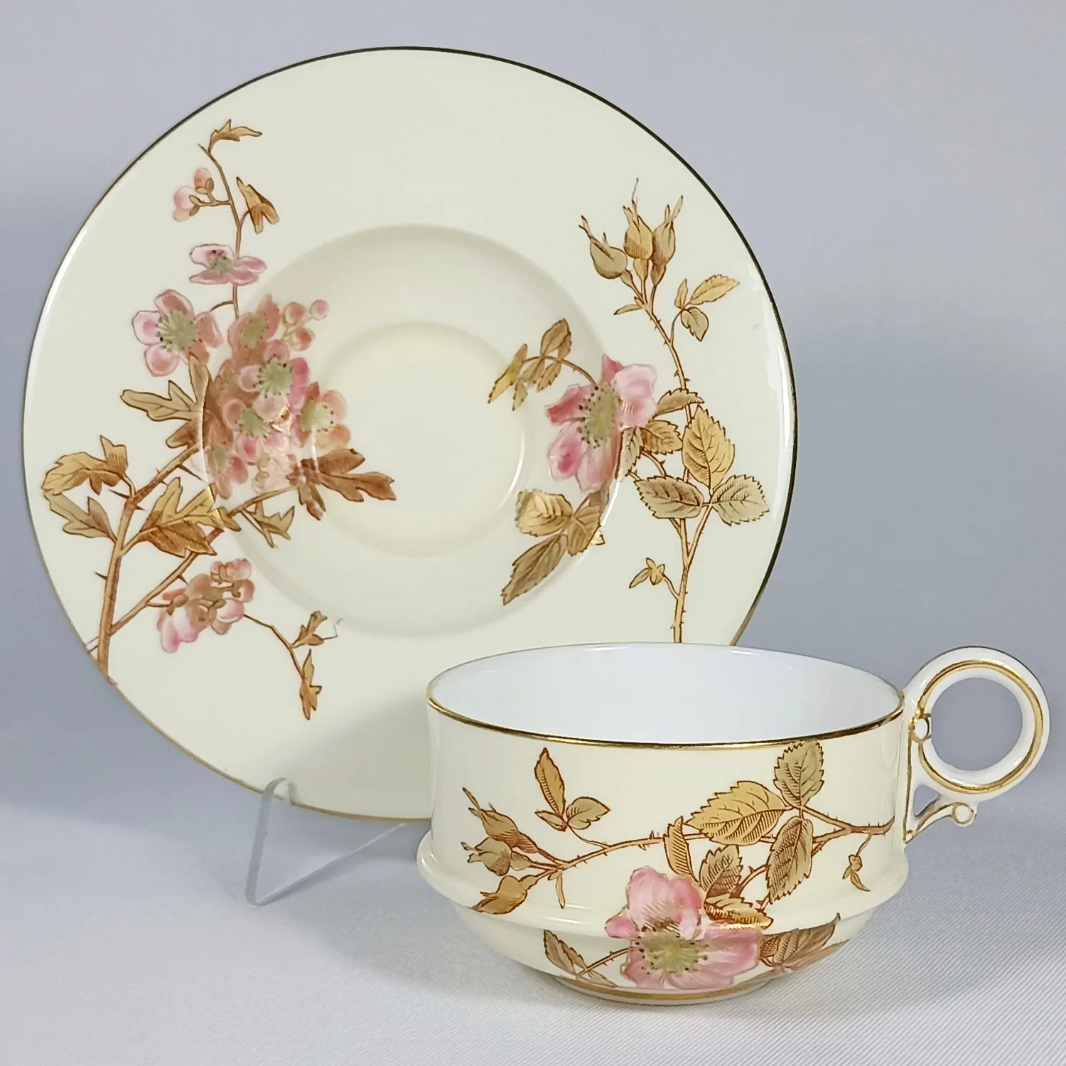 (Royal Worcester) Чашка с блюдцем с росписью в виде цветущего шиповника. Англия, Royal Worcester (Ворчестер), 1889. — фото 1