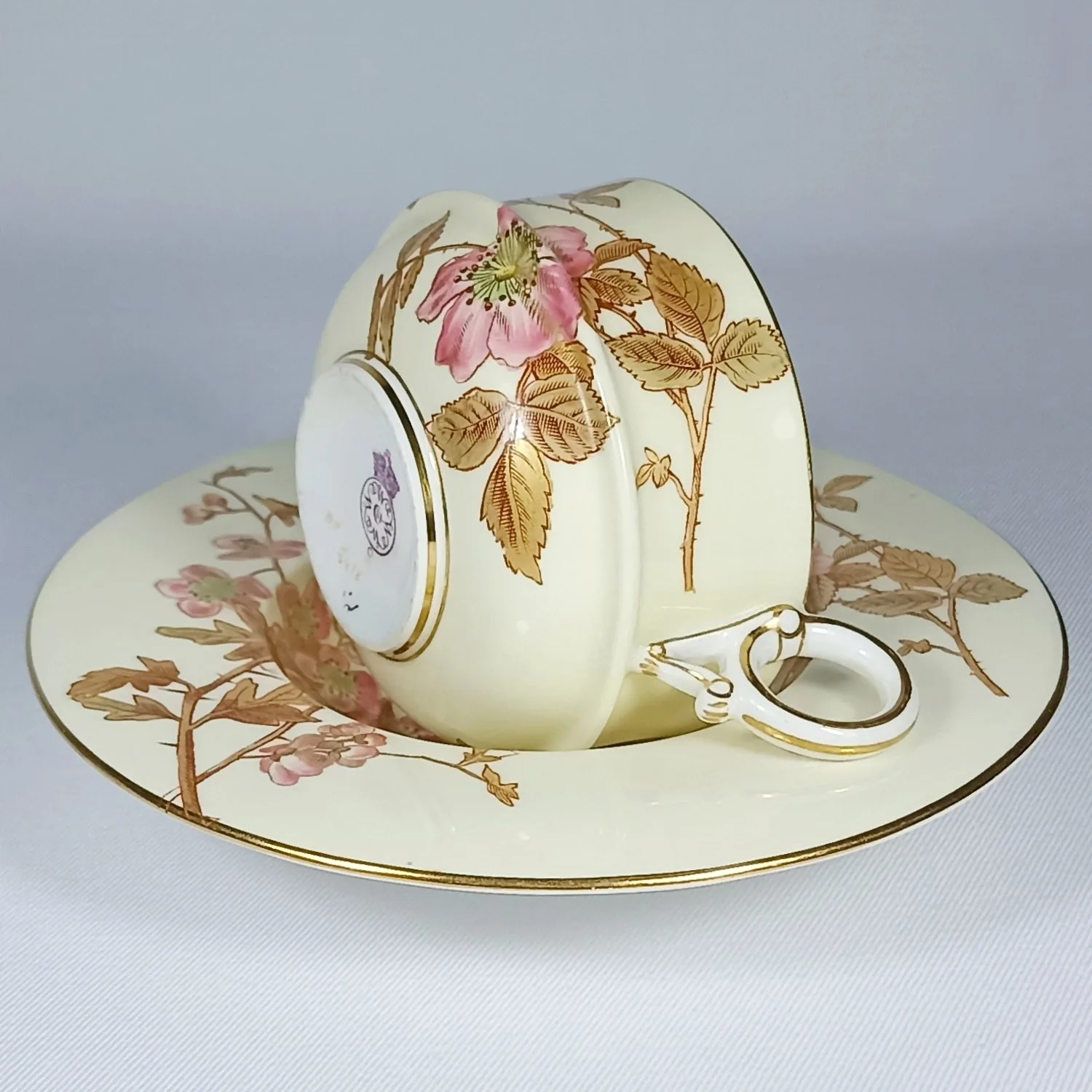 (Royal Worcester) Чашка с блюдцем с росписью в виде цветущего шиповника. Англия, Royal Worcester (Ворчестер), 1889. — фото 3