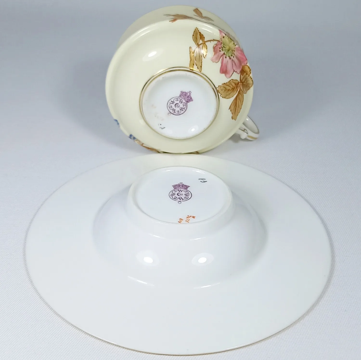 (Royal Worcester) Чашка с блюдцем с росписью в виде цветущего шиповника. Англия, Royal Worcester (Ворчестер), 1889. — фото 8