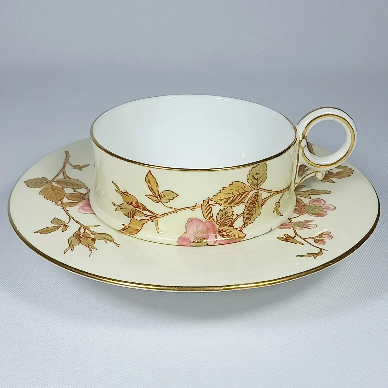 (Royal Worcester) Чашка с блюдцем с росписью в виде цветущего шиповника. Англия, Royal Worcester (Ворчестер), 1889. — фото 2