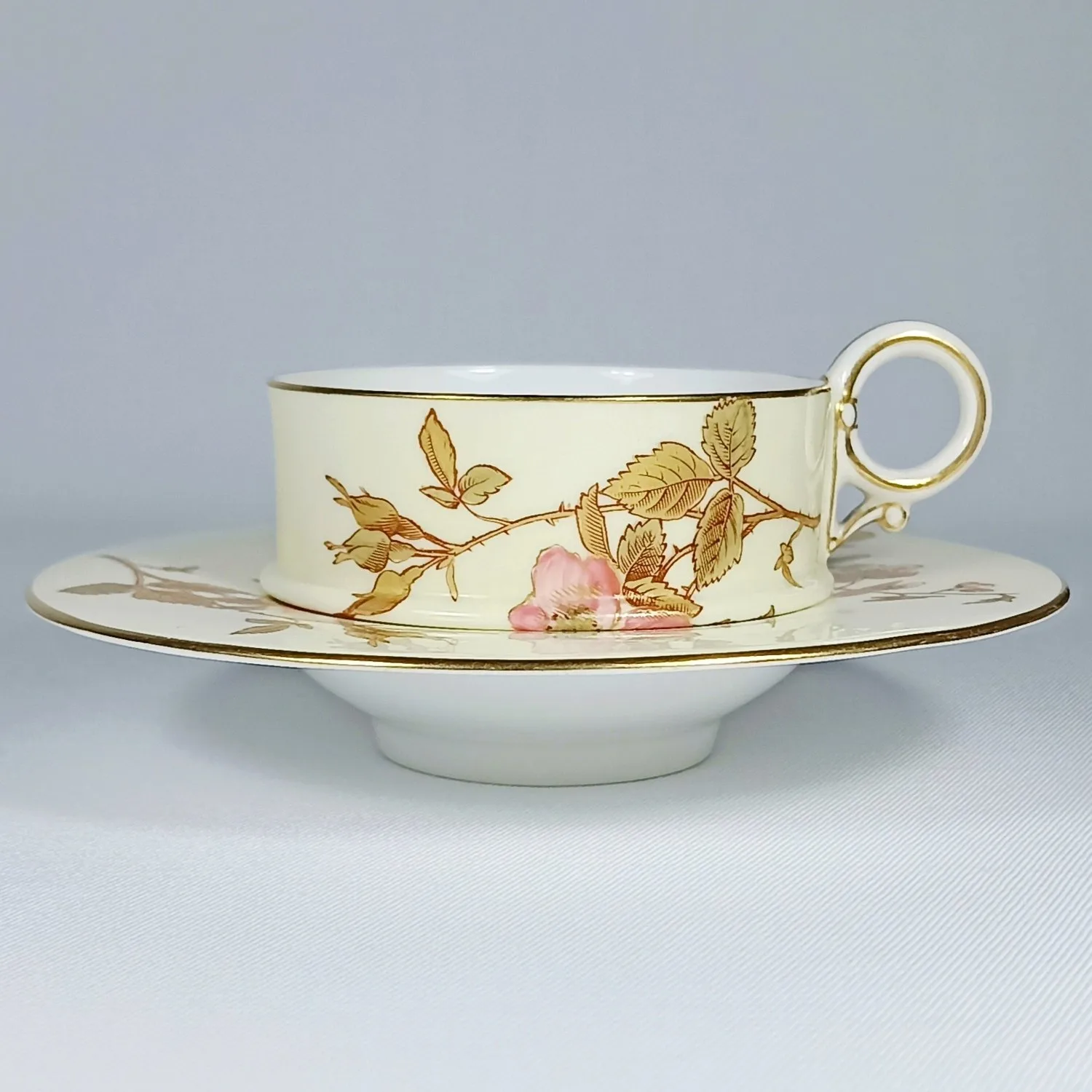 (Royal Worcester) Чашка с блюдцем с росписью в виде цветущего шиповника. Англия, Royal Worcester (Ворчестер), 1889. — фото 6