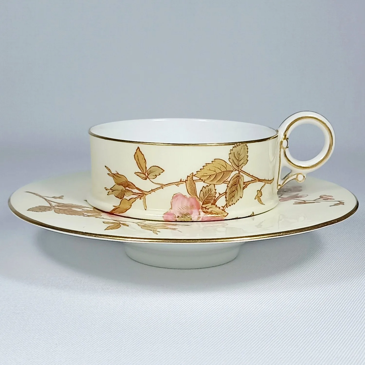 (Royal Worcester) Чашка с блюдцем с росписью в виде цветущего шиповника. Англия, Royal Worcester (Ворчестер), 1889. — фото 4