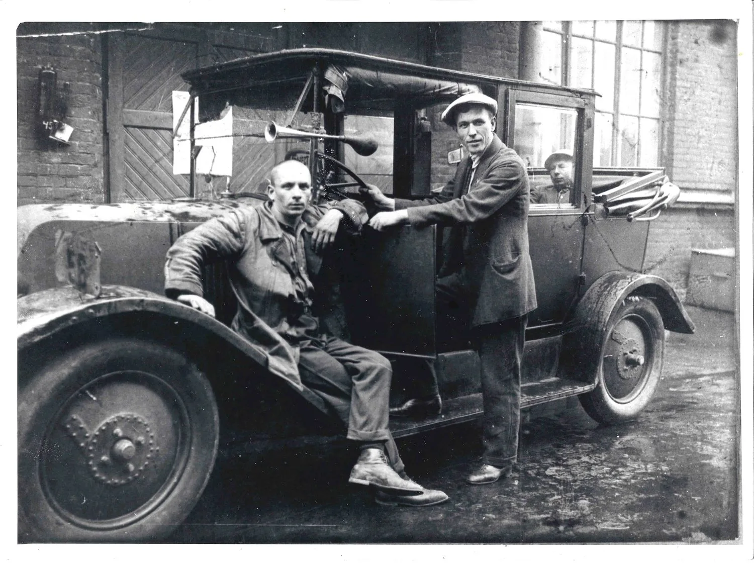 Фотография «Москва. Во время ремонта автомобиля такси марки «Рено». Снимок 1929 года, печать 1970-х годов. — фото 1