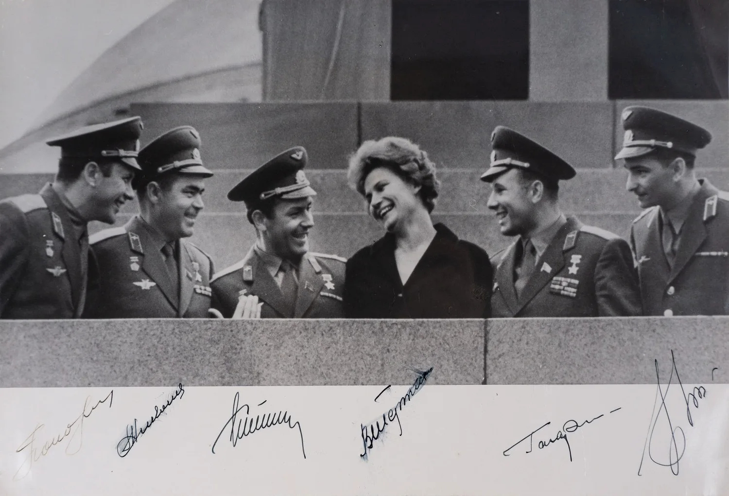 Фотография «Первые советские космонавты на трибуне Мавзолея Ленина 22 июня 1963 года». Автографы шестерых первых советских космонавтов. — фото 1
