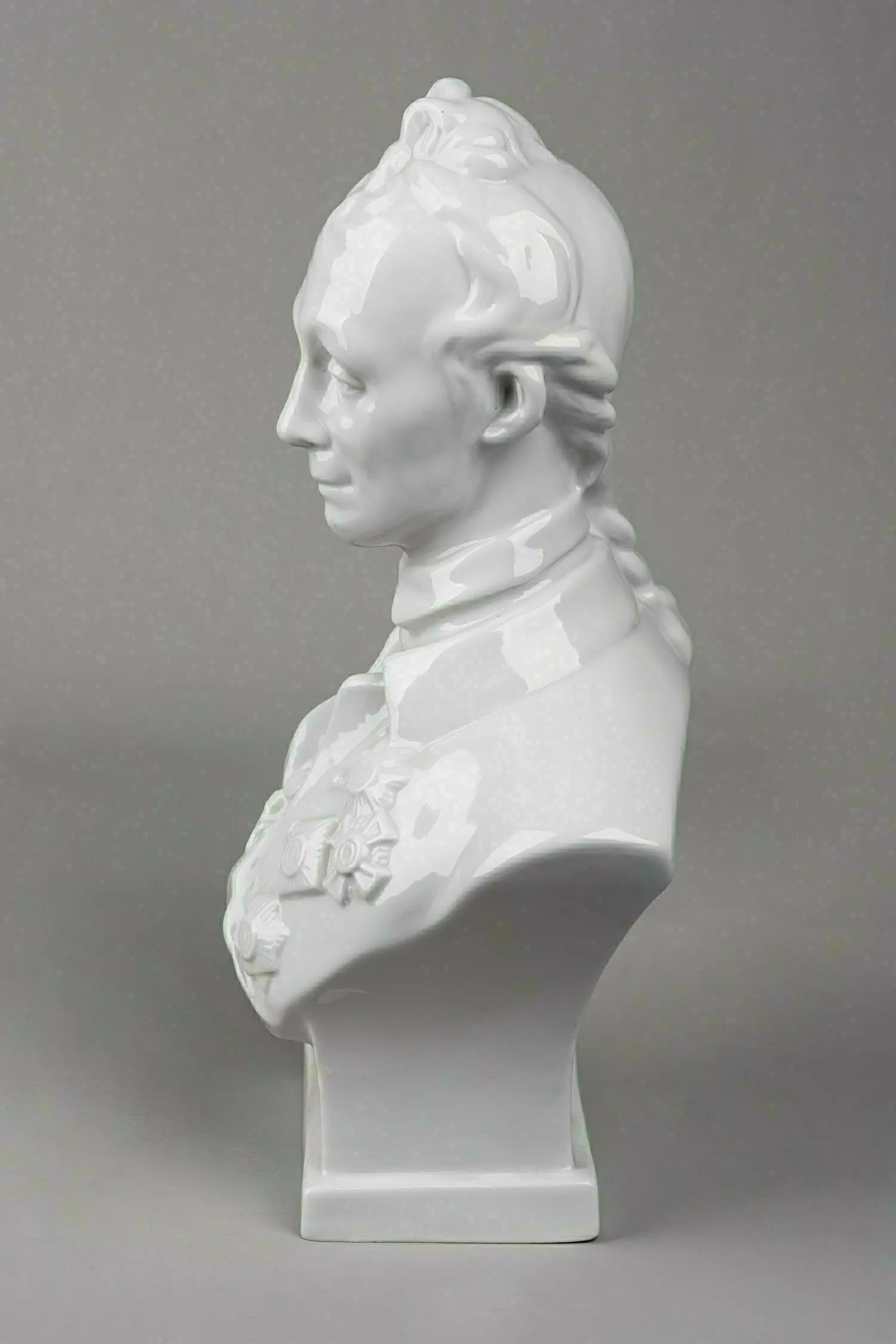 Бюст А.В. Суворова. СССР, Ленинградский фарфоровый завод, автор модели - И.Я. Гинцбург, 1950-60-е гг. — фото 3