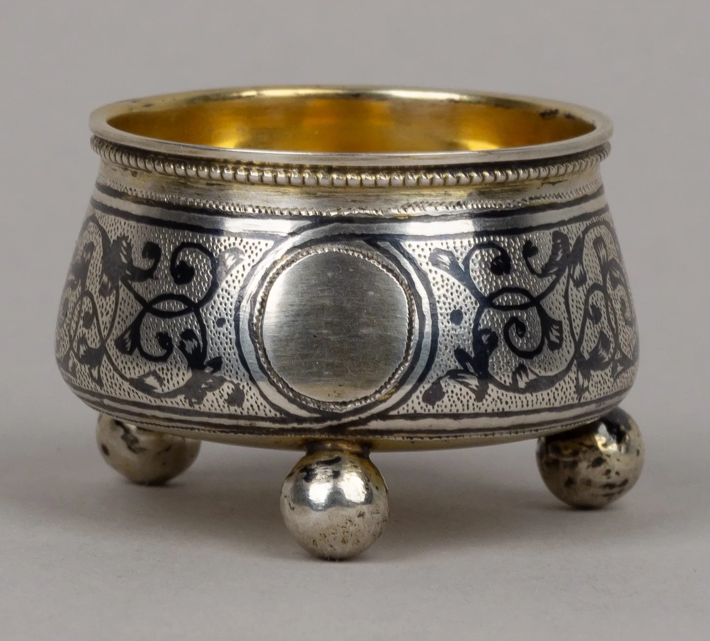 Солонка и ложечка. Россия, Москва, мастерская Ф.К. Ярцева, 1881-1896 годы. — фото 2