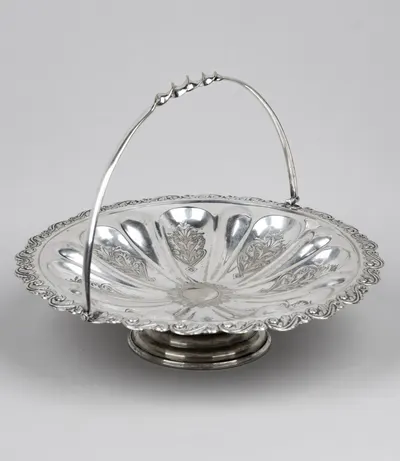 Фруктовница с ручкой и растительными узорами. Великобритания, 1880 г.