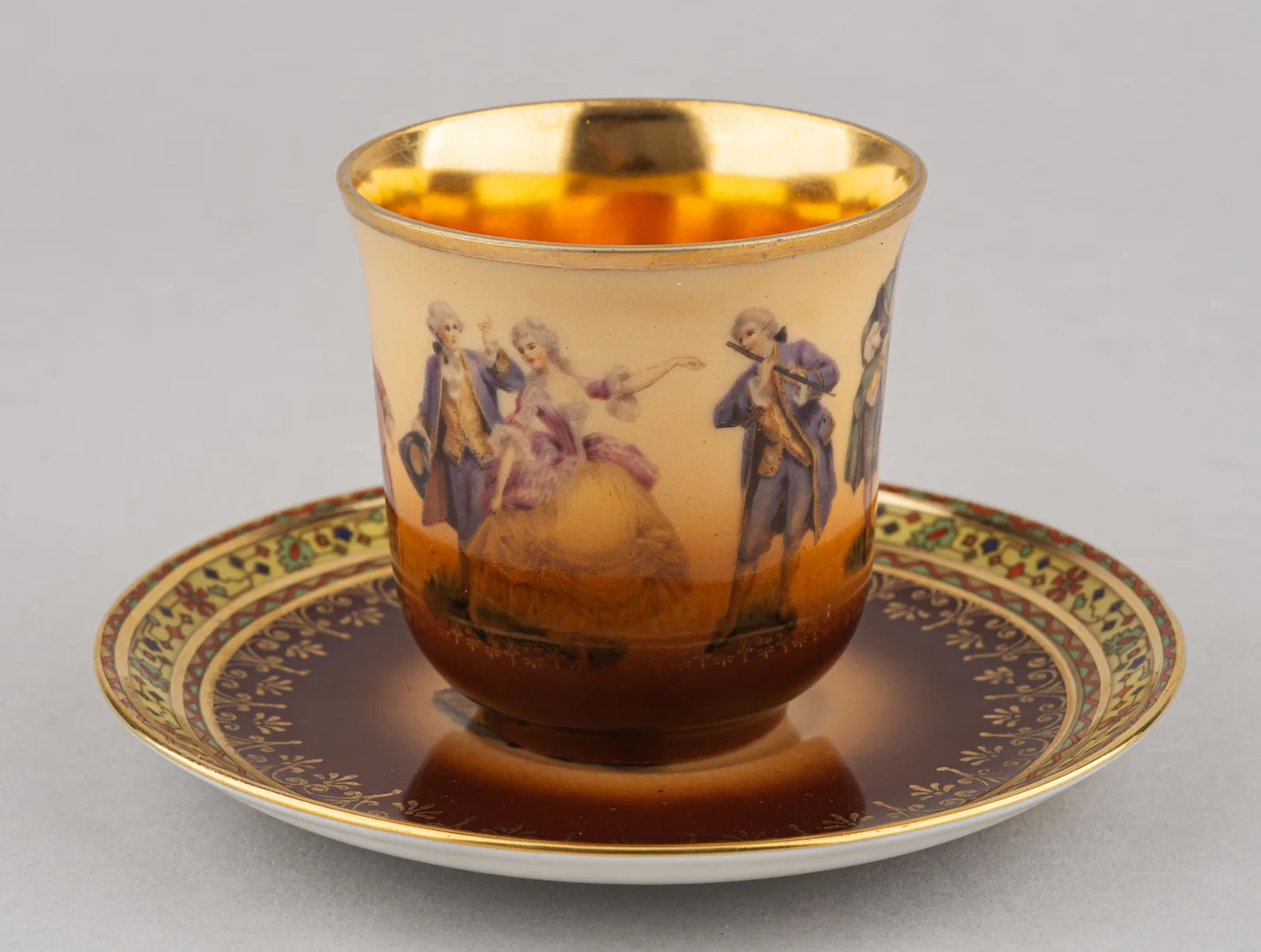 Кофейная пара «Галантные сюжеты». Чехословакия, Friedrich Simon Carlsbad, 1920-е годы. — фото 4