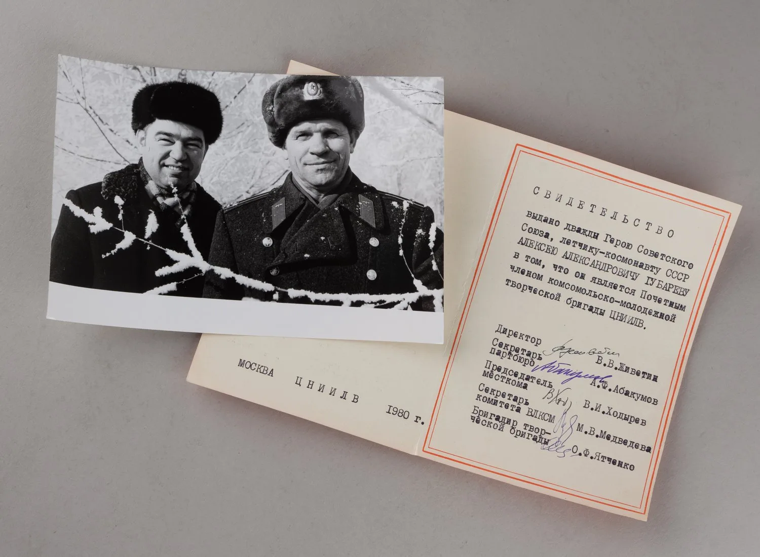 (Из личного архива космонавта А.А. Губарева) Блюдо «Слава героям космоса», «Космонавту А.А. Губареву». СССР, г. Никольск, завод «Красный гигант», Ф.С. Ковалев. 1970-80-е годы. К лоту прилагаются свидетельство ЦНИИЛВ и фотография А.А. Губарева с космонавтом Г.М. Гречко. — фото 4