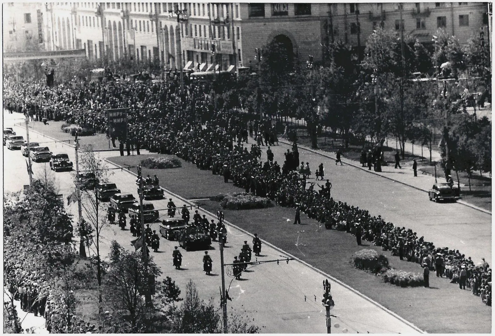 2 фотографии встречи Юрия Алексеевича Гагарина в Москве 14 апреля 1961 года. — фото 1