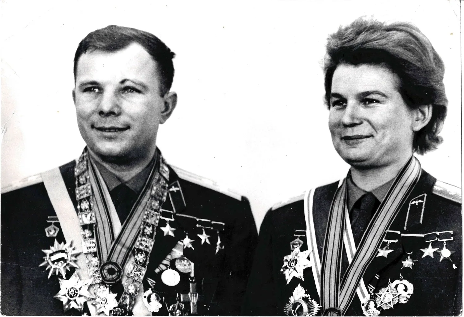Фотографии «Юрий Алексеевич Гагарин и Валентина Владимировна Терешкова», «Юрий Алексеевич Гагарин на встрече в Комитете советских женщин». 1960-е годы. — фото 1