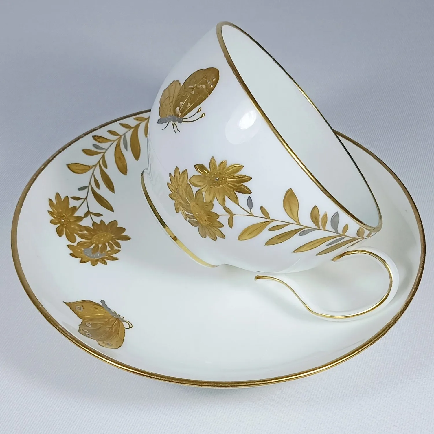 (Minton) Чайная пара с росписью в виде бабочек, порхающих в цветах. Англия, Minton, 1870-е годы. — фото 6
