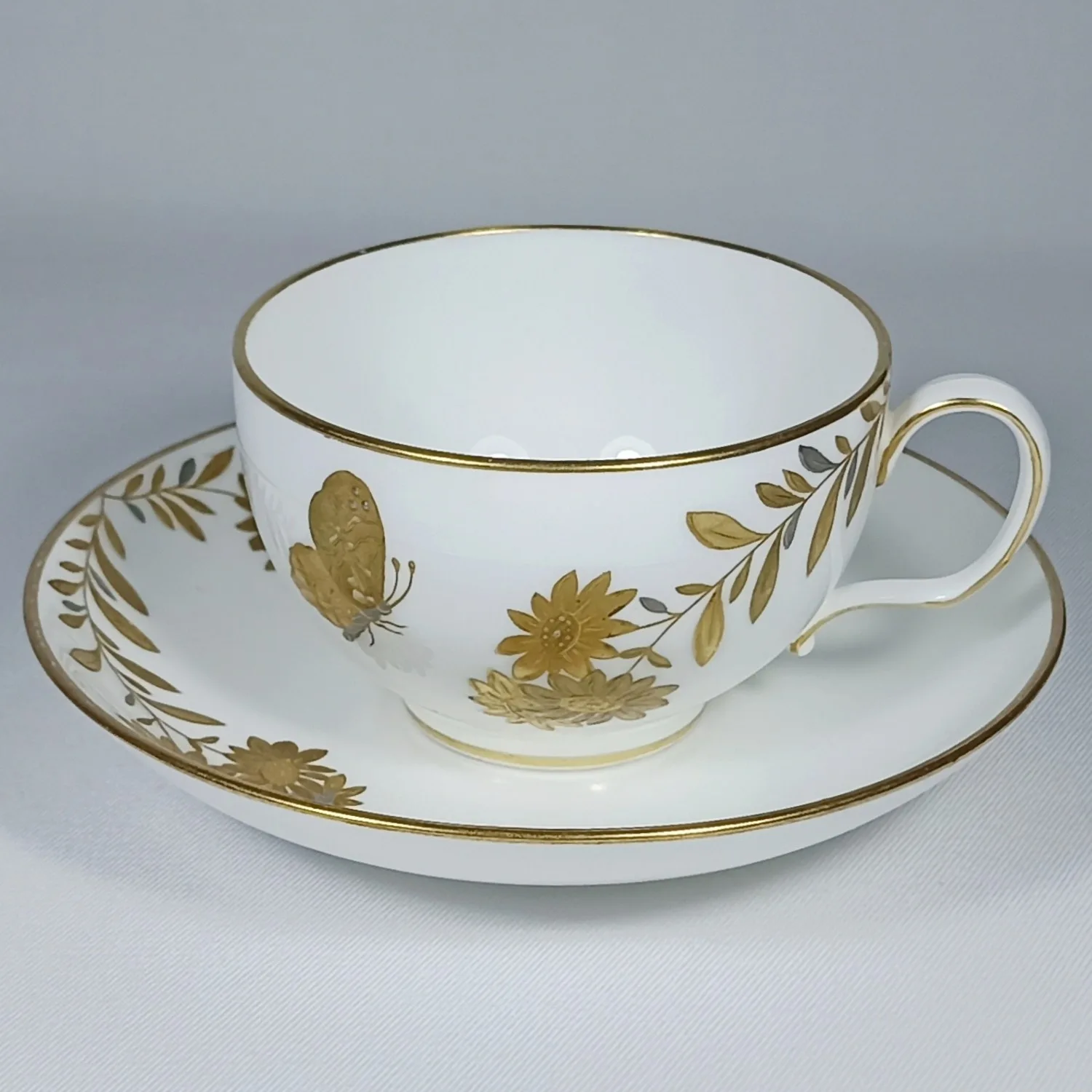 (Minton) Чайная пара с росписью в виде бабочек, порхающих в цветах. Англия, Minton, 1870-е годы. — фото 2