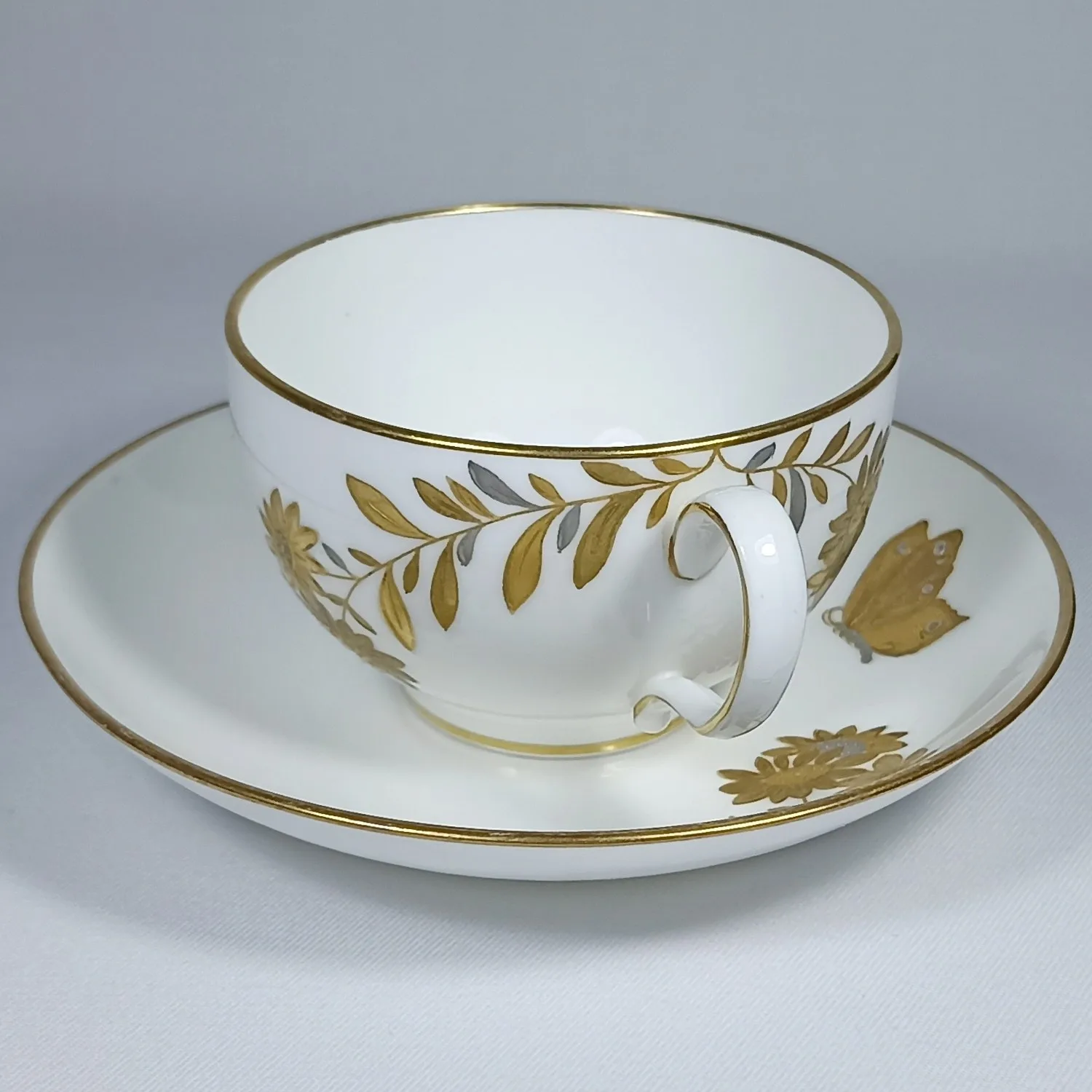 (Minton) Чайная пара с росписью в виде бабочек, порхающих в цветах. Англия, Minton, 1870-е годы. — фото 3