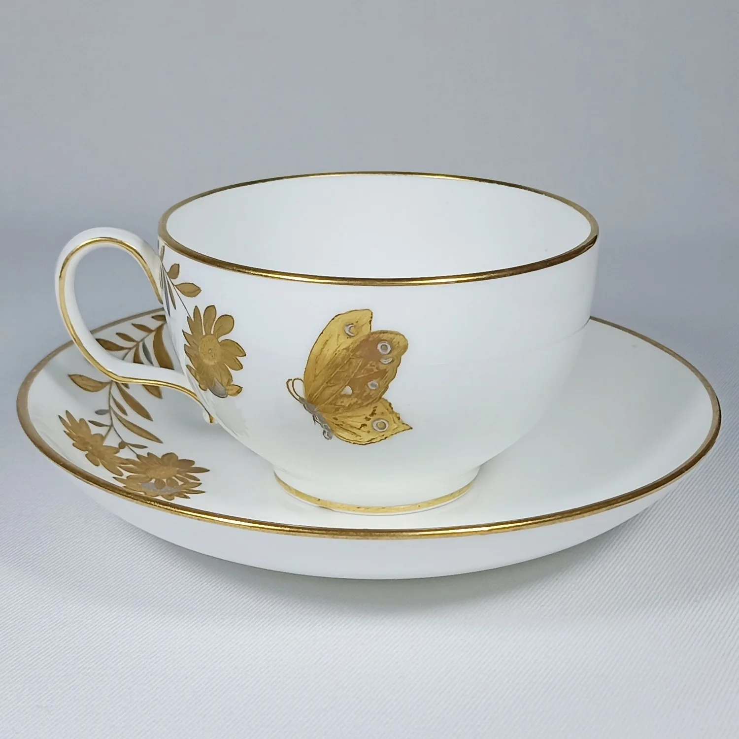 (Minton) Чайная пара с росписью в виде бабочек, порхающих в цветах. Англия, Minton, 1870-е годы. — фото 8