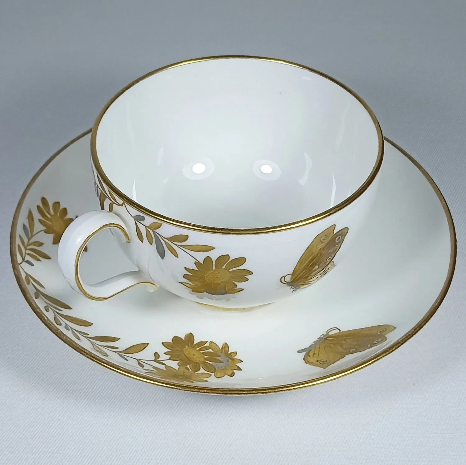 (Minton) Чайная пара с росписью в виде бабочек, порхающих в цветах. Англия, Minton, 1870-е годы. — фото 4
