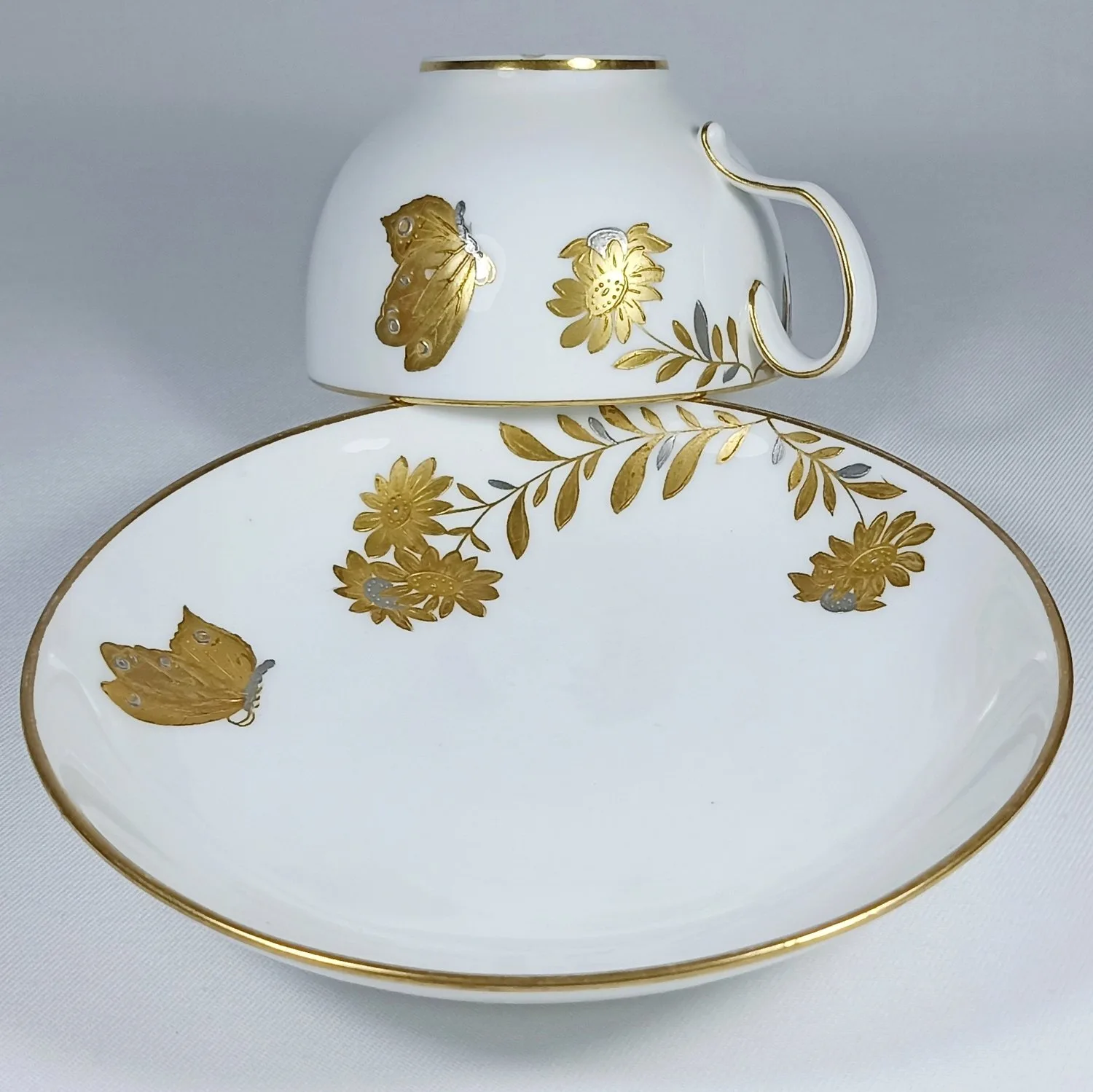 (Minton) Чайная пара с росписью в виде бабочек, порхающих в цветах. Англия, Minton, 1870-е годы. — фото 5