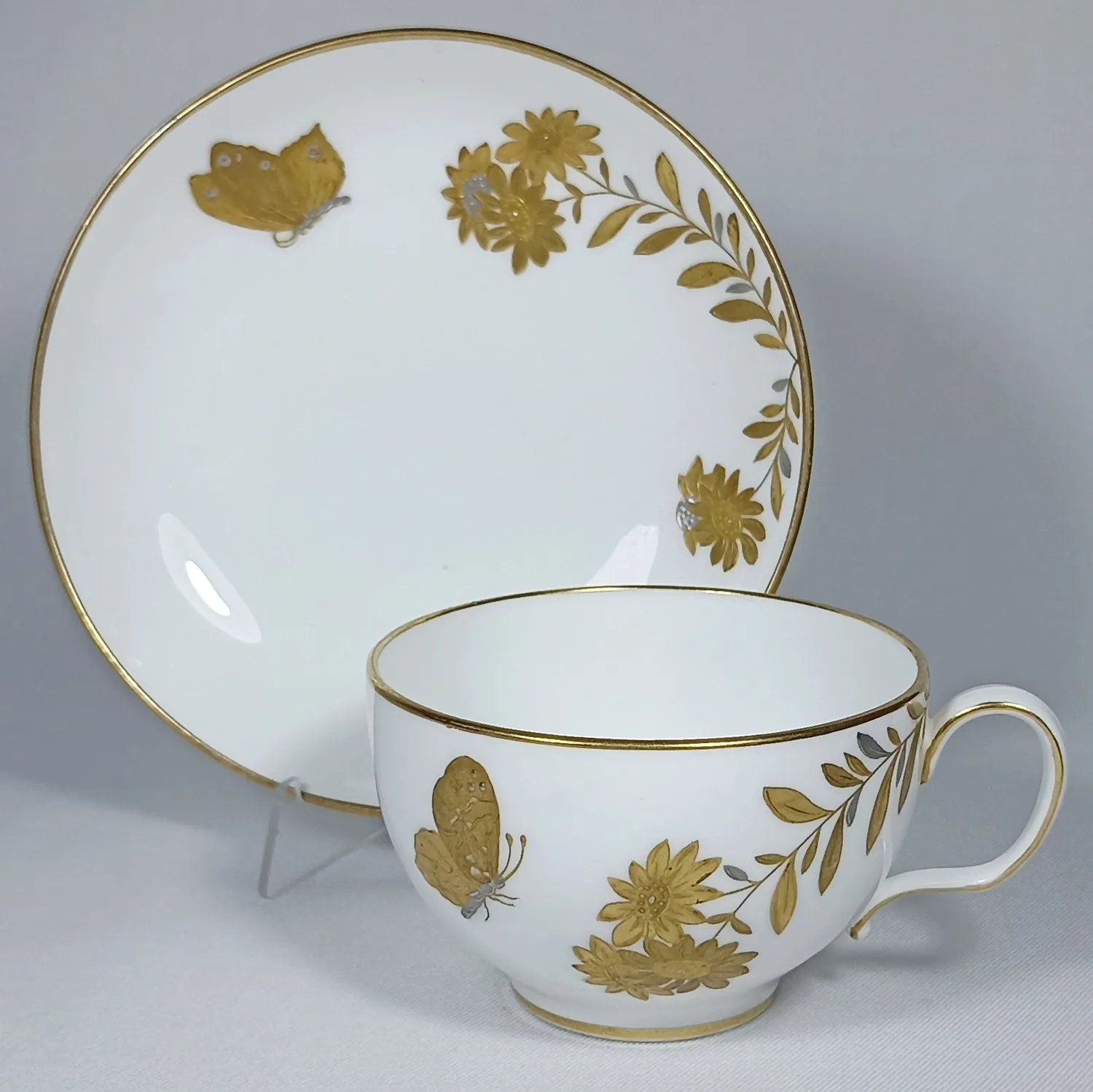 (Minton) Чайная пара с росписью в виде бабочек, порхающих в цветах. Англия, Minton, 1870-е годы. — фото 1