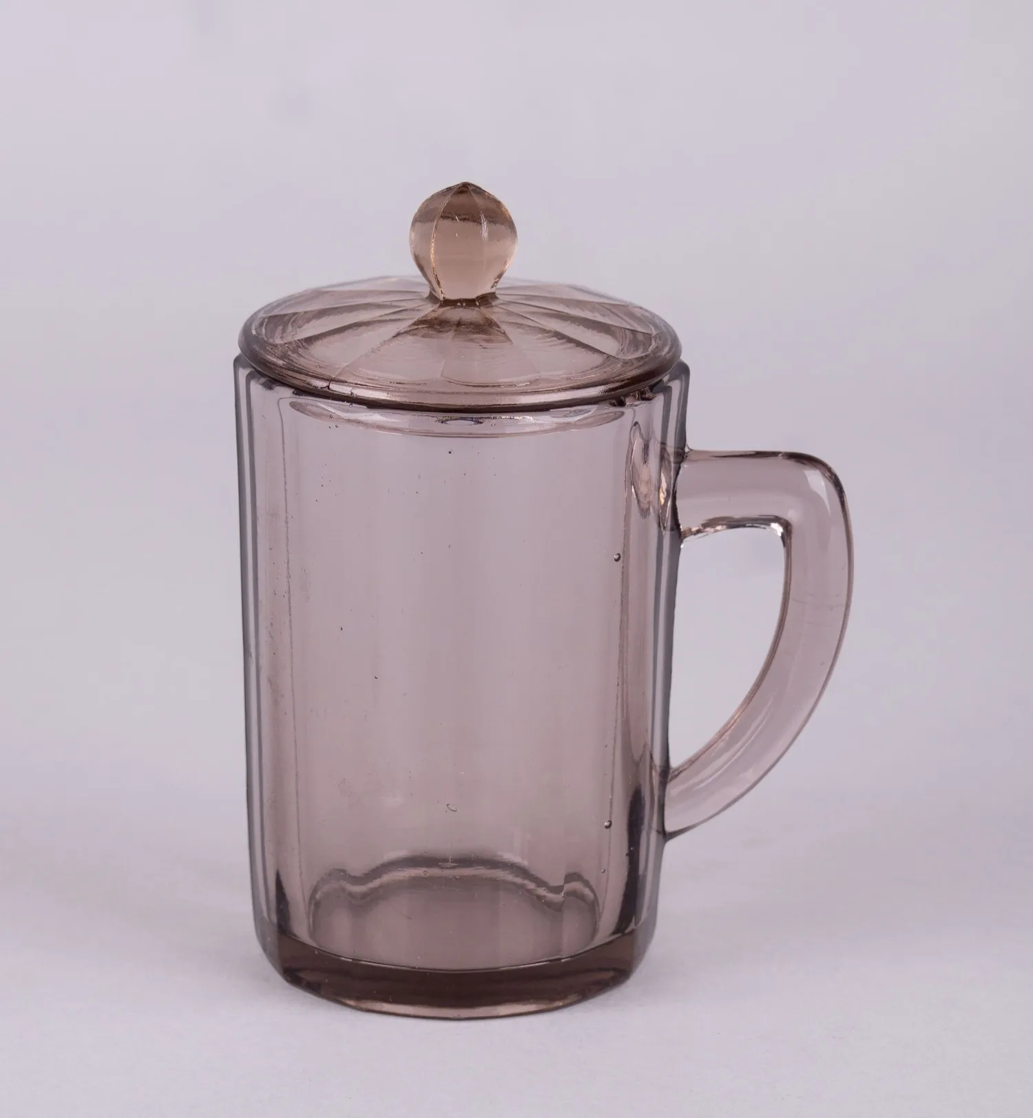 Стакан с крышкой из розового стекла. СССР, 1920-1930-е гг. — фото 1