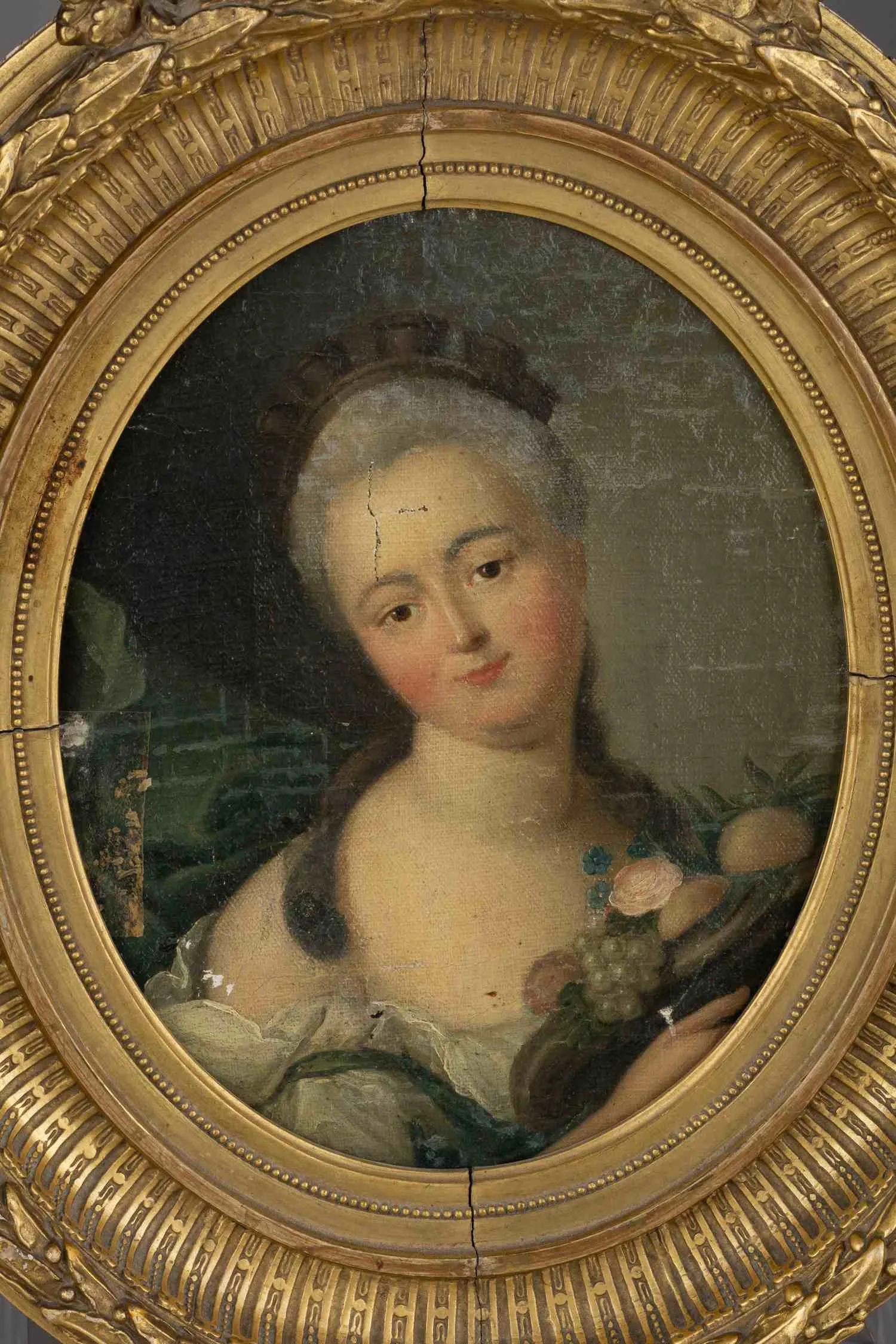 Неизвестный русский художник конца XVIII – начала XIX века. Портрет фрейлины М. П. Нарышкиной. Копия с пастельного оригинала Жана де Самсуа 1757 года, хранящегося в музее-дворце «Ораниенбаум». — фото 2