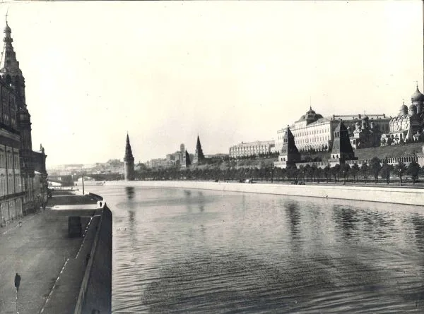 5 фотографий (в том числе многочастных) с видами Москвы. Снимки 1930-х - 1950-х годов. — фото 3