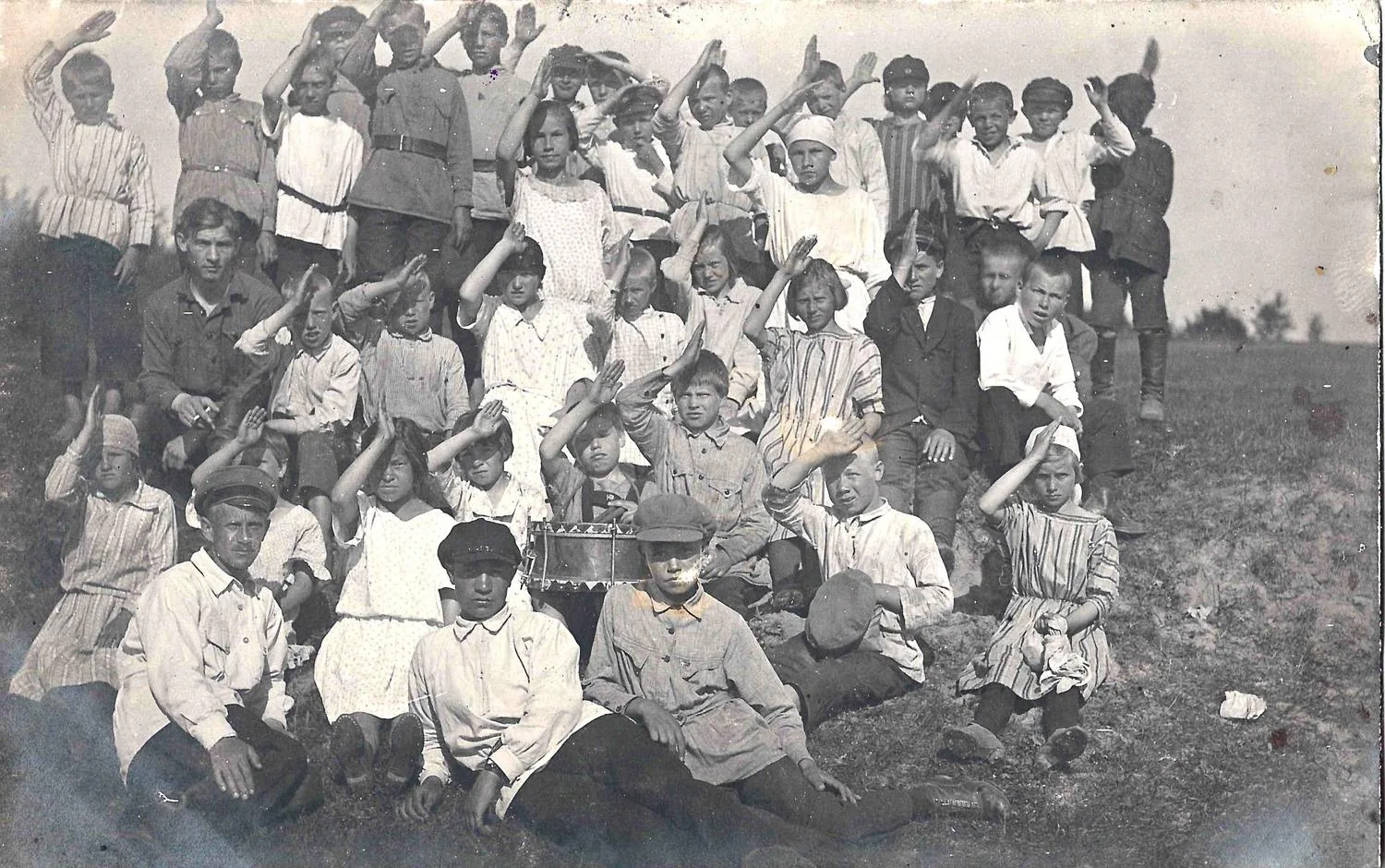 Фотография (на бланке открытки) «Пионеры». 1920-е годы. — фото 1