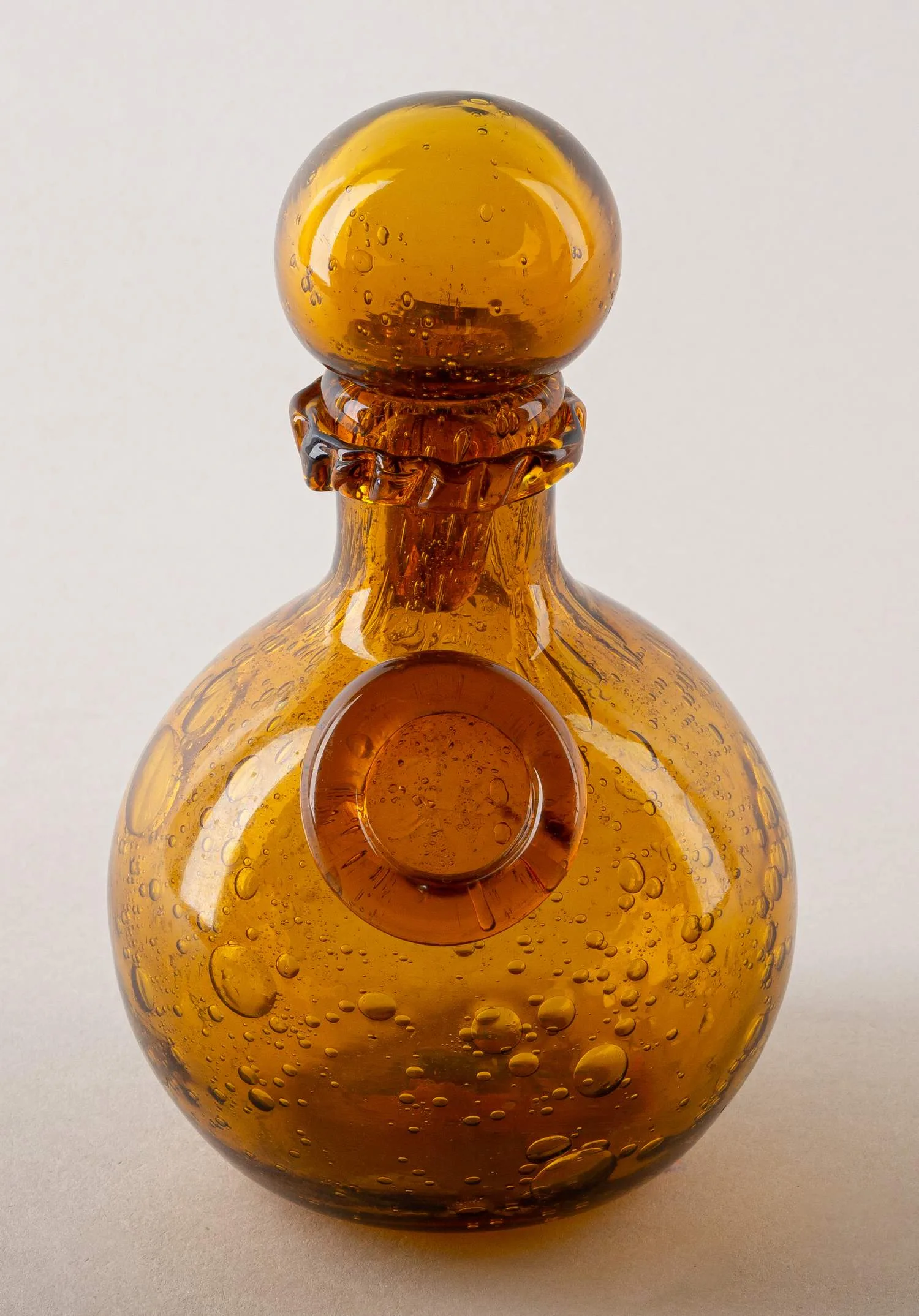Флакон янтарного стекла. Франция, стекольный завод La Verrerie de Biot, 1960-70-е годы. — фото 1