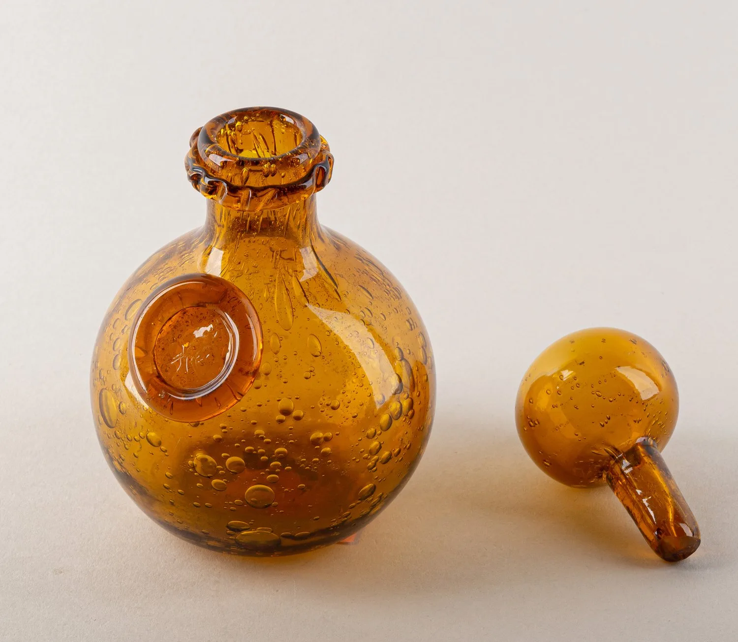 Флакон янтарного стекла. Франция, стекольный завод La Verrerie de Biot, 1960-70-е годы. — фото 2