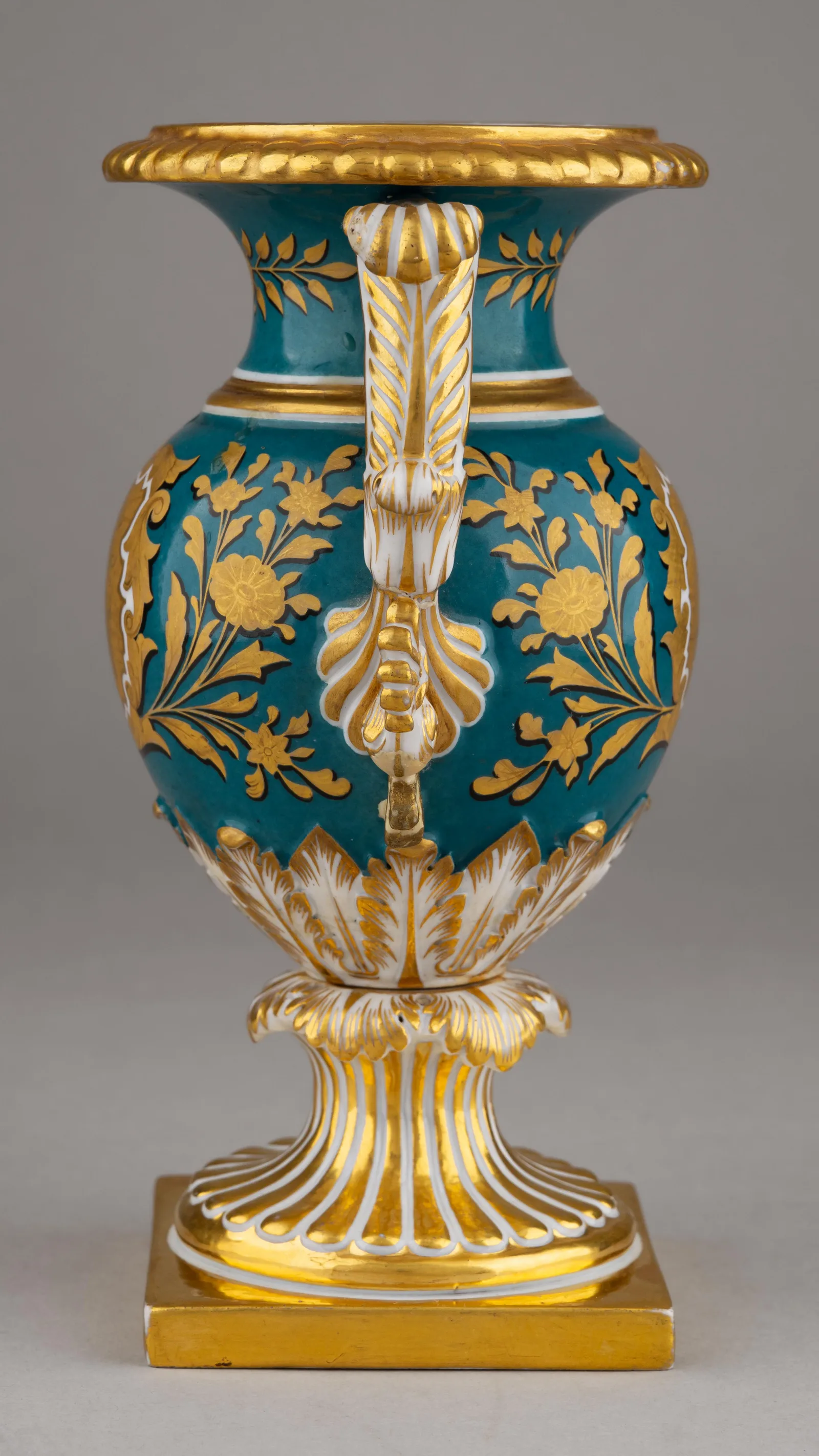 (Николай I) Ваза с изображением трофеев в золоченых картушах. Россия, Императорский фарфоровый завод, период правления Николая I, 1825-1855гг. — фото 4